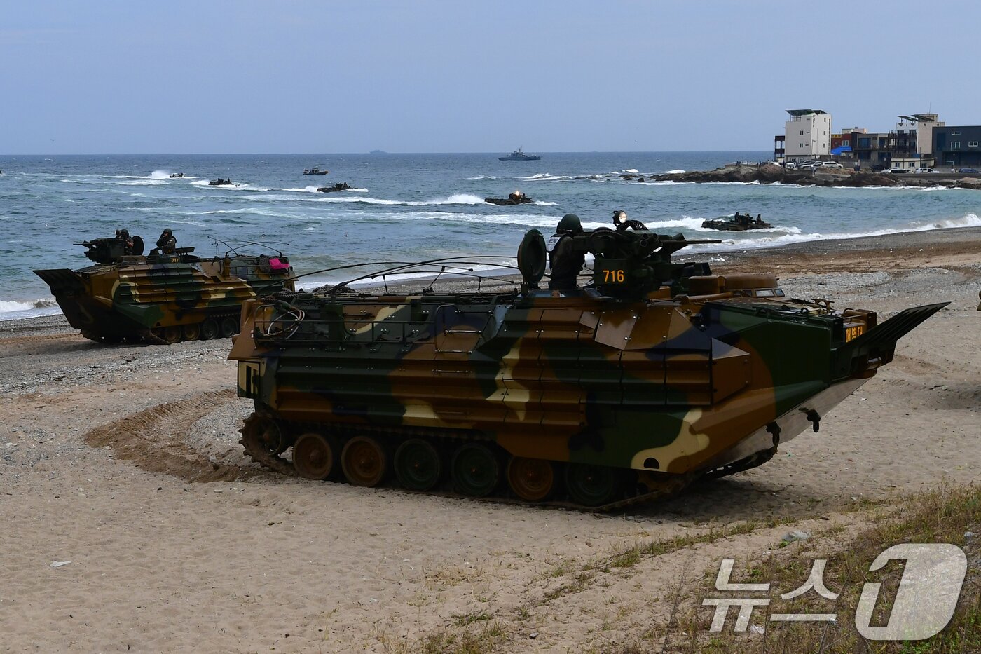본문 이미지 - 한·미 해군과 해병대의 대규모 연합상륙훈련인 ‘2024 쌍룡훈련’이 2일 경북 포항시 북구 송라면 해안에서 실시된 가운데 해병대 1사단 KAAV(한국형상륙돌격장갑차)부대가 해안으로 상륙하고 있다. 2024.9.2/뉴스1 ⓒ News1 최창호 기자
