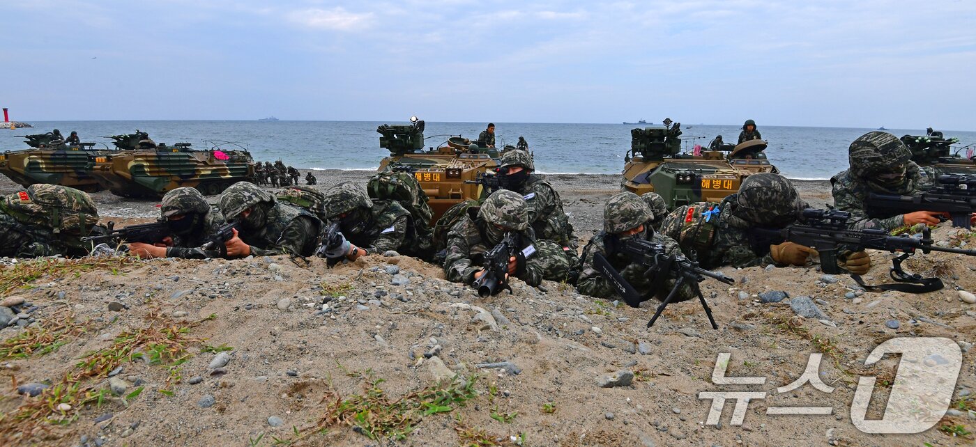 본문 이미지 - 한·미 해군과 해병대의 대규모 연합상륙훈련인 ‘2024 쌍룡훈련’이 2일 경북 포항시 북구 송라면 해안에서 실시된 가운데 해안 두보를 확보한 해병대 1사단 대원들이 교전을 준비하고 있다. 2024.9.2/뉴스1 ⓒ News1 최창호 기자
