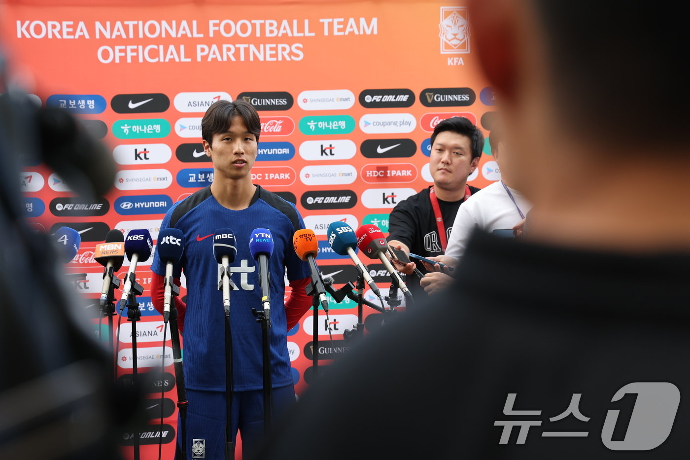 대한민국 축구 국가대표팀 엄지성이 2일 오후 경기 고양시 고양종합운동장에서 북중미 월드컵 3차 예선 팔레스타인전을 앞두고 훈련 전 공식 인터뷰를 하고 있다. 2024.9.2/뉴스1 ⓒ News1 이동해 기자