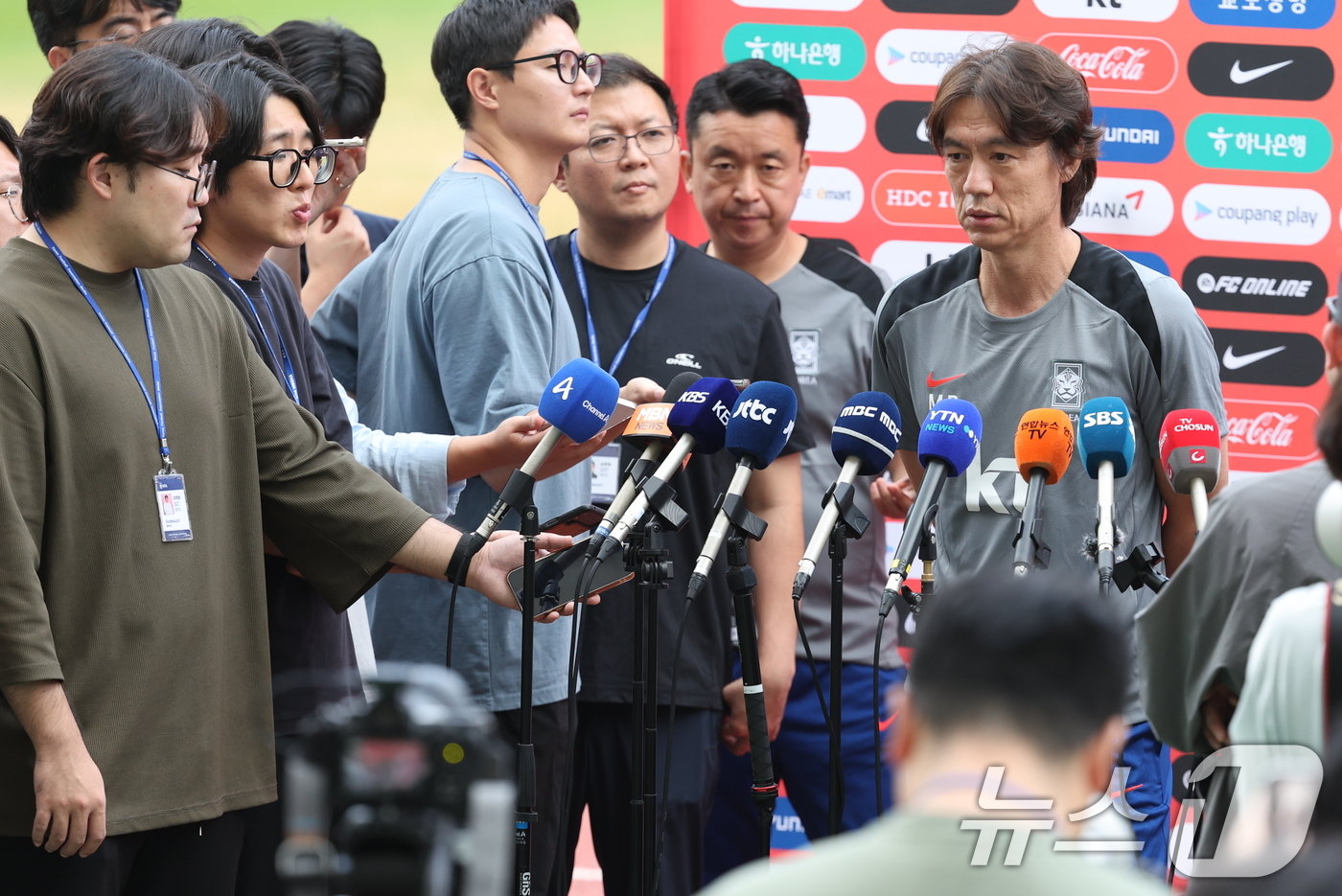 대한민국 축구 국가대표팀 홍명보 감독이 2일 오후 경기 고양시 고양종합운동장에서 북중미 월드컵 3차 예선 팔레스타인전을 앞두고 훈련 전 공식 인터뷰를 하고 있다. 2024.9.2/뉴스1 ⓒ News1 이동해 기자