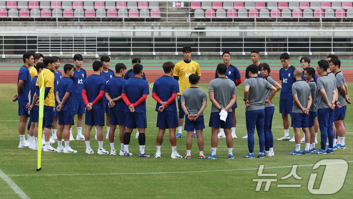 본문 이미지 - 대한민국 축구 국가대표팀 홍명보 감독을 비롯한 선수들이 2일 오후 경기 고양시 고양종합운동장에서 북중미 월드컵 3차 예선 팔레스타인과의 경기를 앞두고 훈련을 하고 있다. 2024.9.2/뉴스1 ⓒ News1 이동해 기자