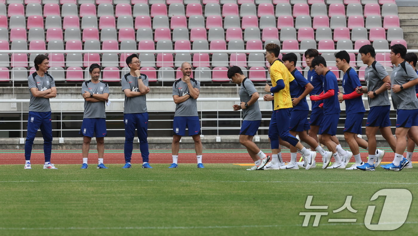 대한민국 축구 국가대표팀 홍명보 감독을 비롯한 선수들이 2일 오후 경기 고양시 고양종합운동장에서 북중미 월드컵 3차 예선 팔레스타인과의 경기를 앞두고 훈련을 하고 있다. 2024.9.2/뉴스1 ⓒ News1 이동해 기자