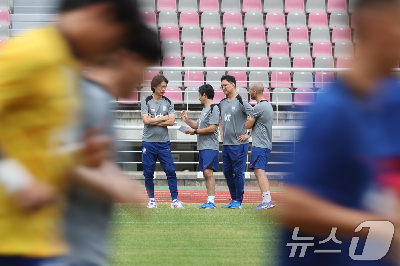 본문 이미지 - 대한민국 축구 국가대표팀 홍명보 감독을 비롯한 외국인 코치들/뉴스1 ⓒ News1 이동해 기자