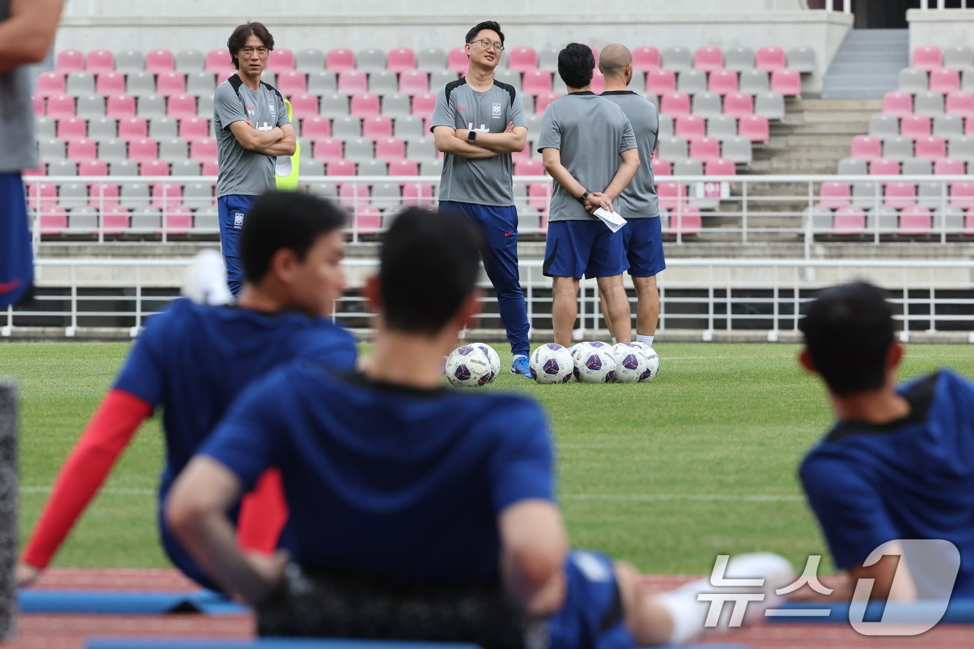 홍명보 감독이 훈련하는 선수들을 지켜보고 있다.  2024.9.2/뉴스1 ⓒ News1 이동해 기자