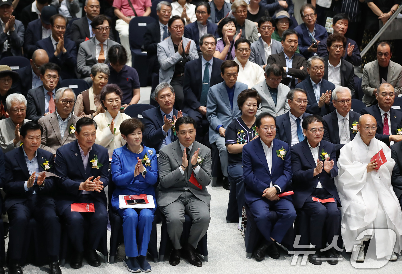 (대구=뉴스1) 공정식 기자 = 류규하 중구청장, 조재구 남구청장, 강은희 대구교육감, 전인건 대구간송미술관장, 홍준표 대구시장, 이만규 대구시의회 의장, 동화사 주지 혜정 스님( …