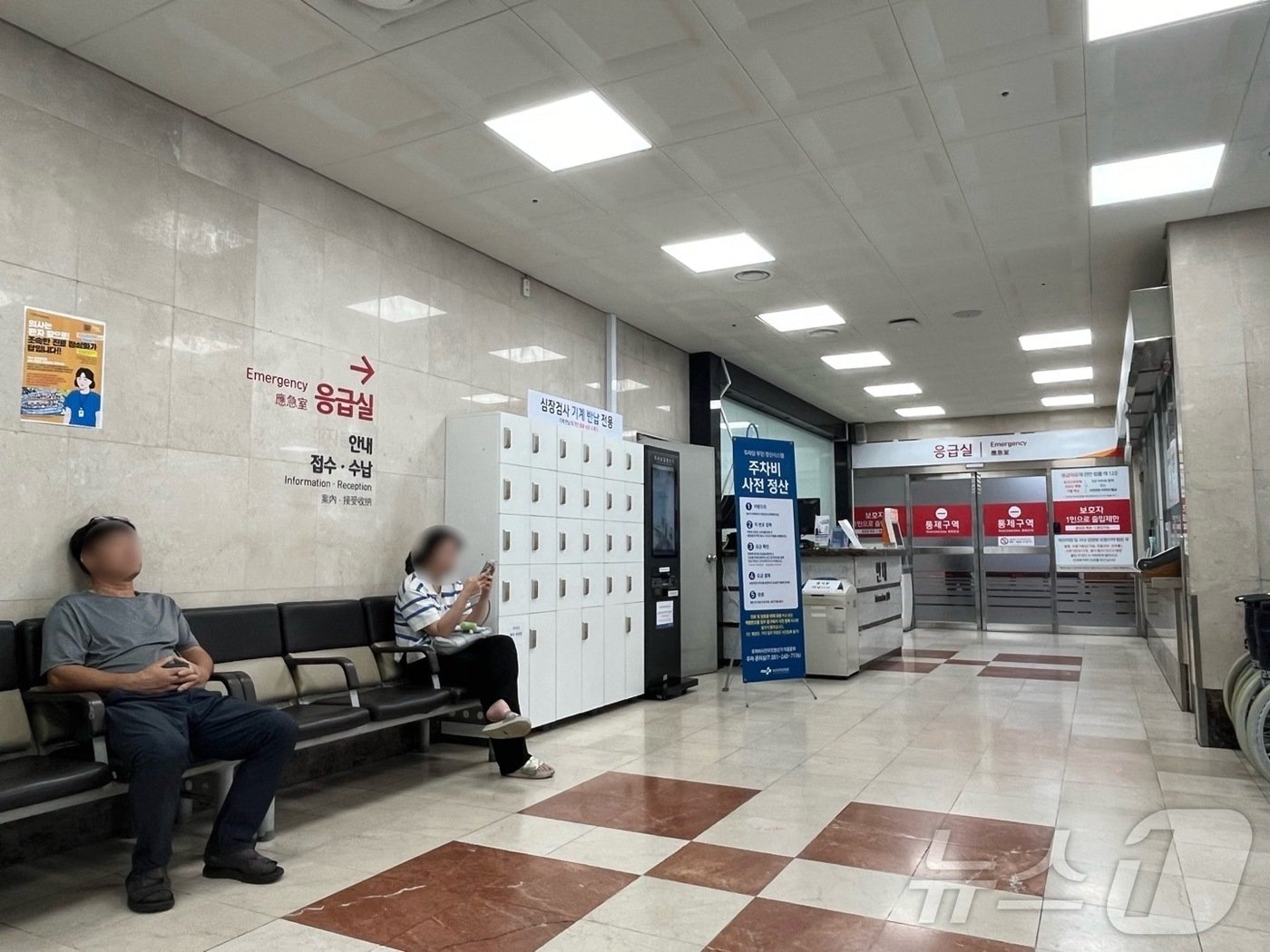 본문 이미지 - 2일 오후 4시쯤 부산대병원 응급실 앞 의자에 환자 보호자 2명이 앉아있다.2024.9.2/ⓒ News1 장광일 기자