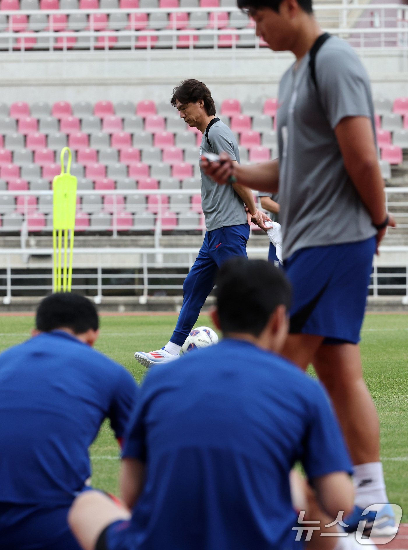 본문 이미지 - 대한민국 축구 국가대표팀 홍명보 감독이 2일 오후 경기 고양시 고양종합운동장에서 북중미 월드컵 3차 예선 팔레스타인과의 경기를 앞두고 가진 훈련에서 생각에 잠겨 있다. 2024.9.2/뉴스1 ⓒ News1 이동해 기자