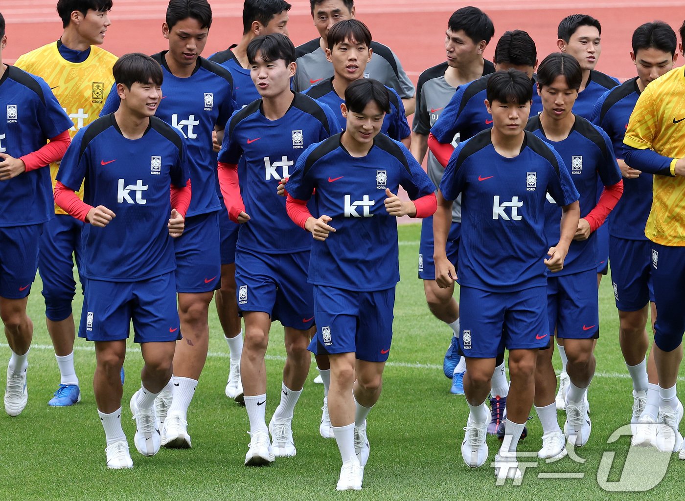 본문 이미지 - 대한민국 축구 국가대표팀 양민혁을 비롯한 선수들이 2일 오후 경기 고양시 고양종합운동장에서 북중미 월드컵 3차 예선 팔레스타인과의 경기를 앞두고 가진 훈련에서 러닝을 하며 몸을 풀고 있다. 2024.9.2/뉴스1 ⓒ News1 이동해 기자