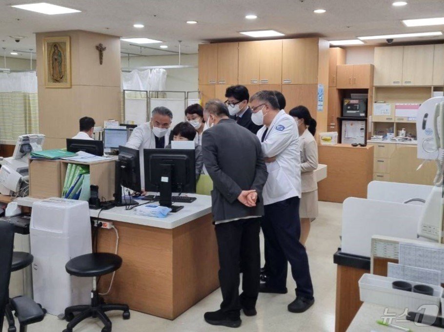 본문 이미지 - 한동훈 국민의힘 대표가 2일 오후 서울 가톨릭대학교 여의도성모병원 응급실을 찾아 의료현장 상황을 점검하고 있다. (국민의힘 제공) 2024.9.2/뉴스1