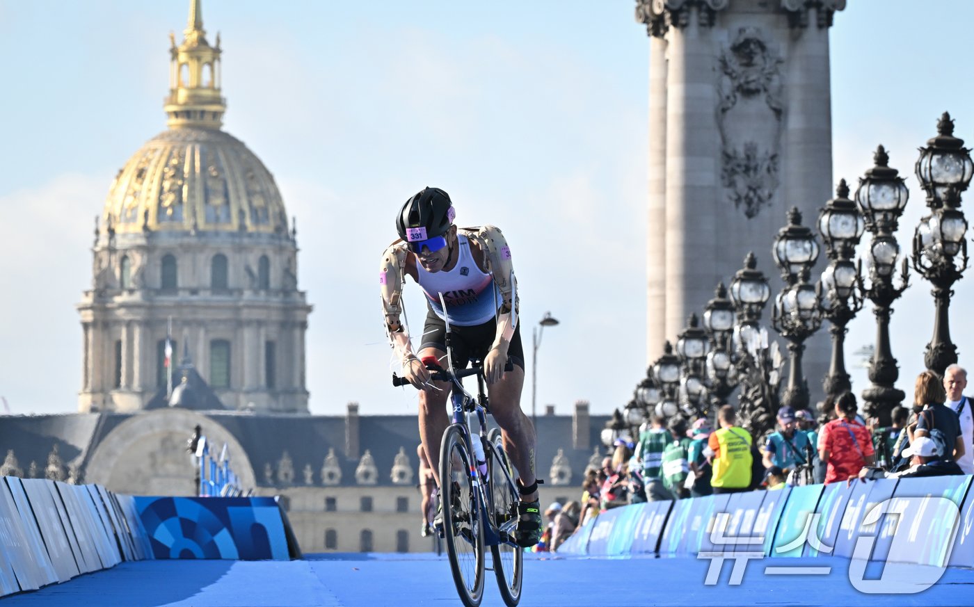 본문 이미지 - 김황태가 2일(현지시간) 프랑스 파리 알렉상드로 3세 다리 인근에서 열린 2024 파리 패럴림픽 남자 트라이애슬론(철인 3종) PTS3 등급 경기에서 앵발리드를 배경으로 사이클을 타고 있다. (사진공동취재단) 2024.09.02/뉴스1