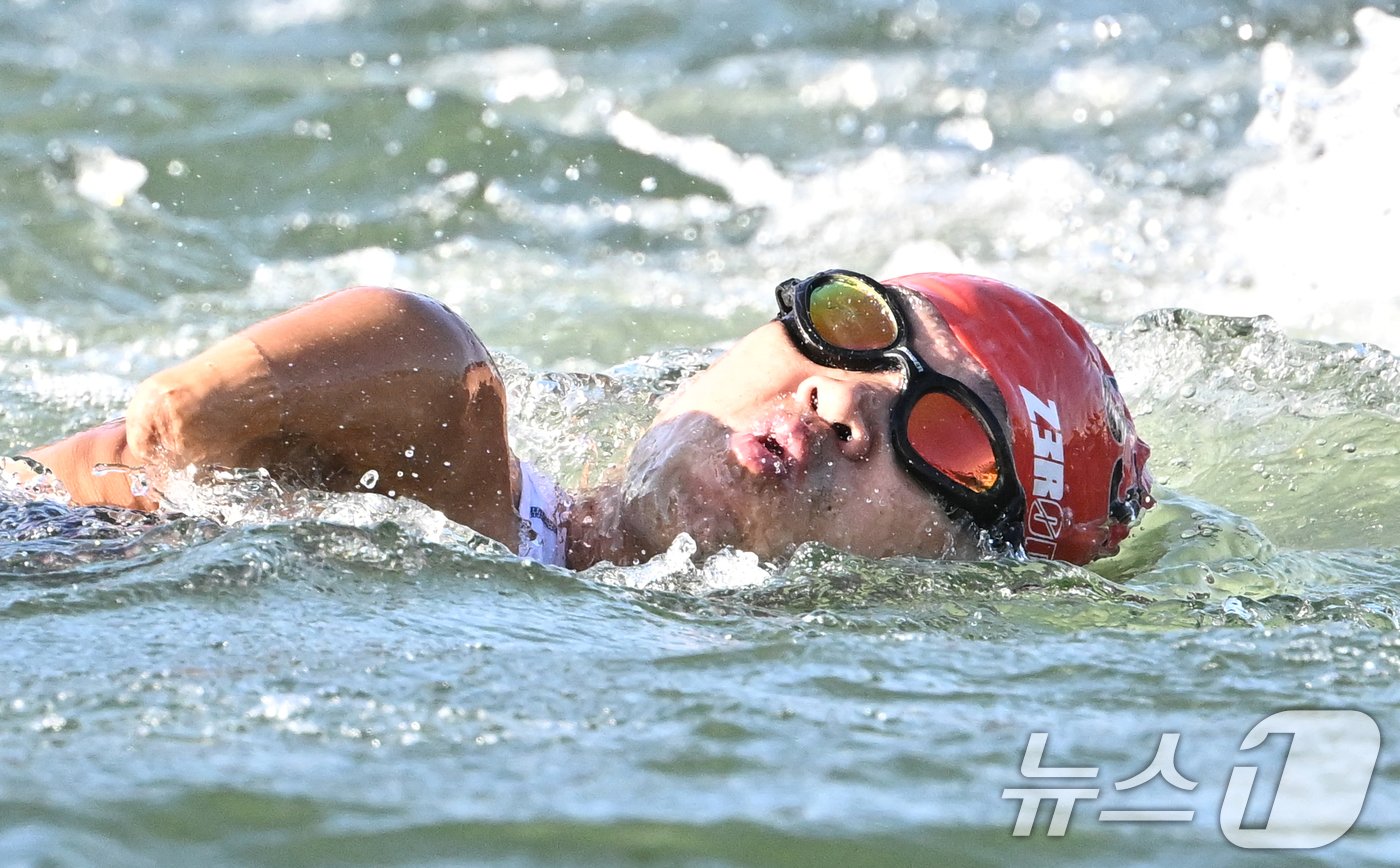 본문 이미지 - 김황태가 2일(현지시간) 프랑스 파리 알렉상드로 3세 다리 인근에서 열린 2024 파리 패럴림픽 남자 트라이애슬론(철인 3종) PTS3 등급 경기에서 역영을 하고 있다. (사진공동취재단) 2024.09.02/뉴스1