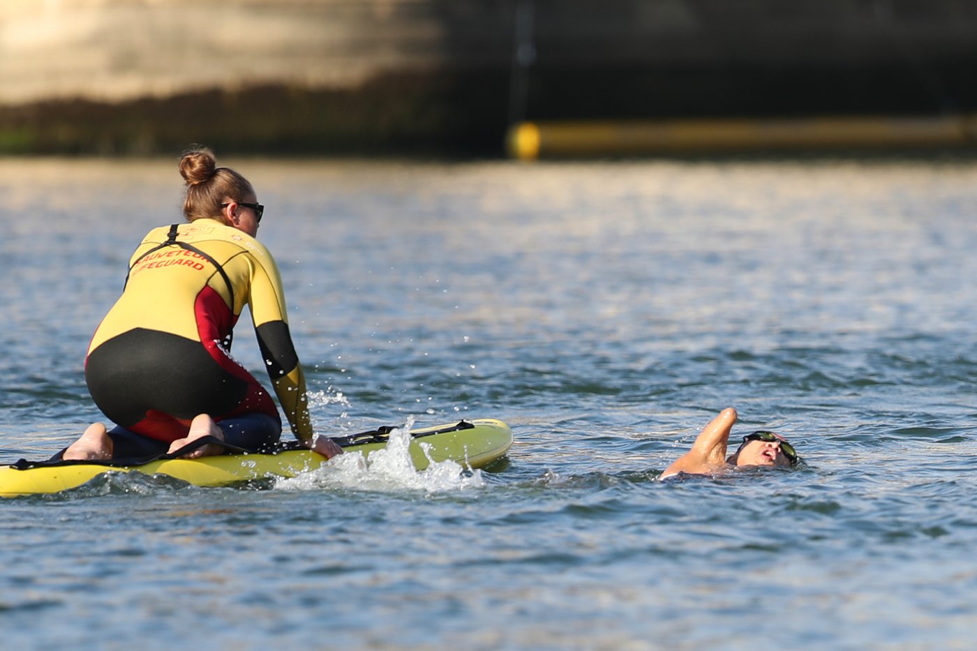 본문 이미지 - 김황태가 2024 파리 올림픽 트라이애슬론 경기에서 두 팔 없이 센강을 헤엄치고 있다. (대한장애인체육회 제공)