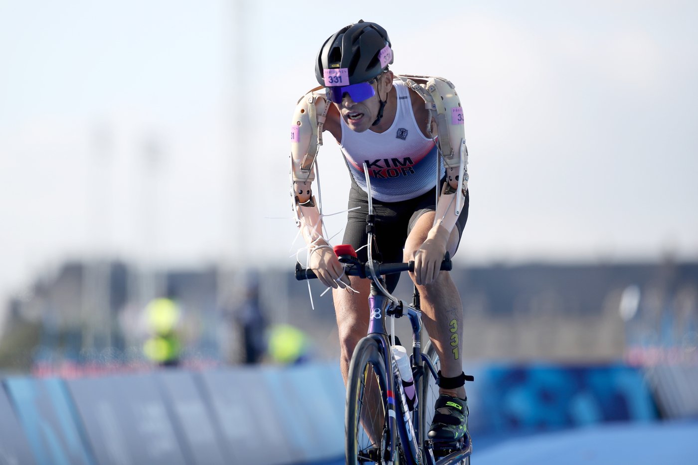 본문 이미지 - 김황태가 2024 파리 올림픽 트라이애슬론 경기에서 사이클을 타고 있다. (대한장애인체육회 제공)
