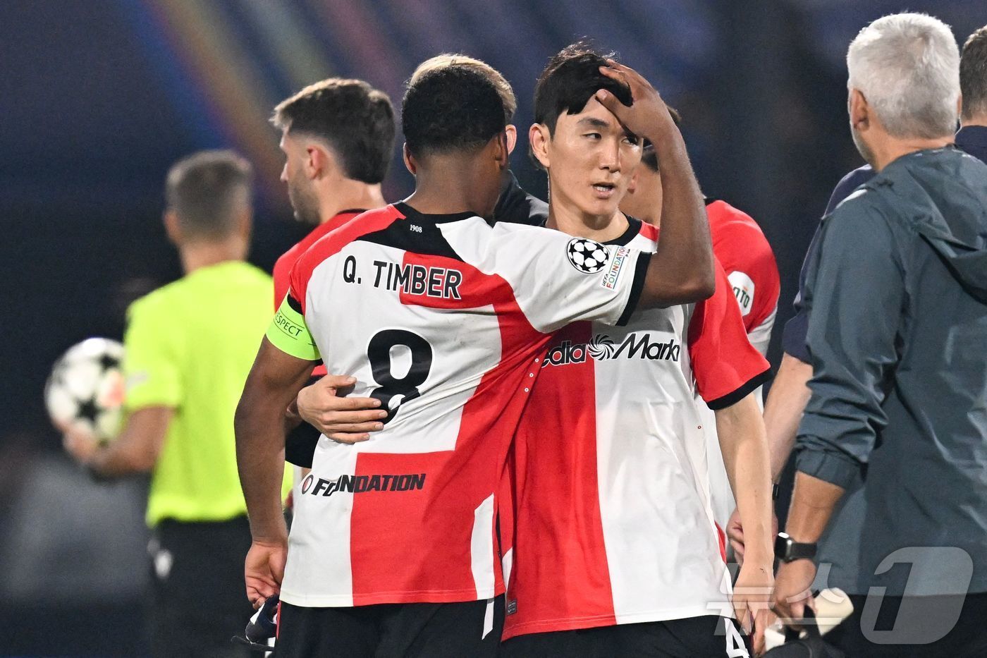 본문 이미지 - 페예노르트 유니폼을 입고 데뷔전을 치른 황인범(오른쪽). ⓒ AFP=뉴스1