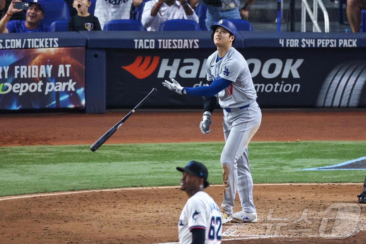 20일&#40;한국시간&#41; 미국 플로리다주 마이애미의 론디포 파크에서 열린 2024 MLB LA 다저스와 마이애미 말린스와 경기에서 LA 다저스 오타니 쇼헤이가 49호 홈런을 치고 있다.ⓒ AFP=뉴스1