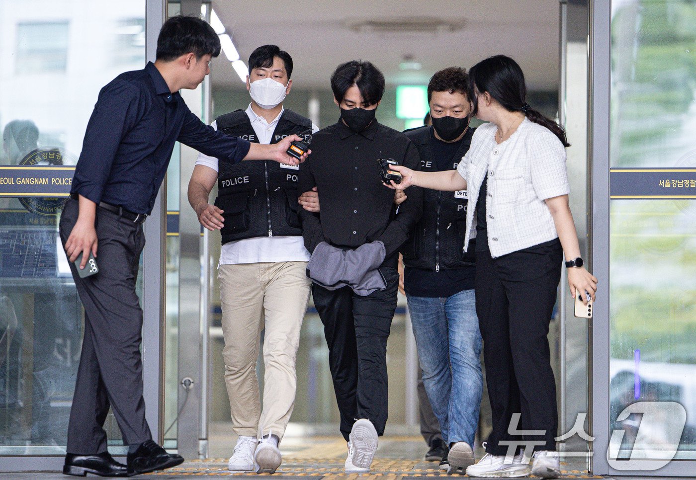 본문 이미지 - 인터넷 방송인 집단 마약 의혹에 연루된 유명 BJ 세야&#40;본명 박대세&#41;가 20일 오전 서울 강남경찰서에서 검찰로 송치되고 있다. 2024.9.20/뉴스1 ⓒ News1 이재명 기자