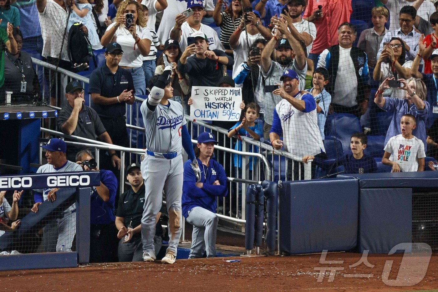 20일&#40;한국시간&#41; 미국 플로리다주 마이애미의 론디포 파크에서 열린 2024 MLB LA 다저스와 마이애미 말린스와 경기에서 LA 다저스 오타니 쇼헤이가 50-50을 달성 후 관중들에게 인사하고 있다 . ⓒ AFP=뉴스1