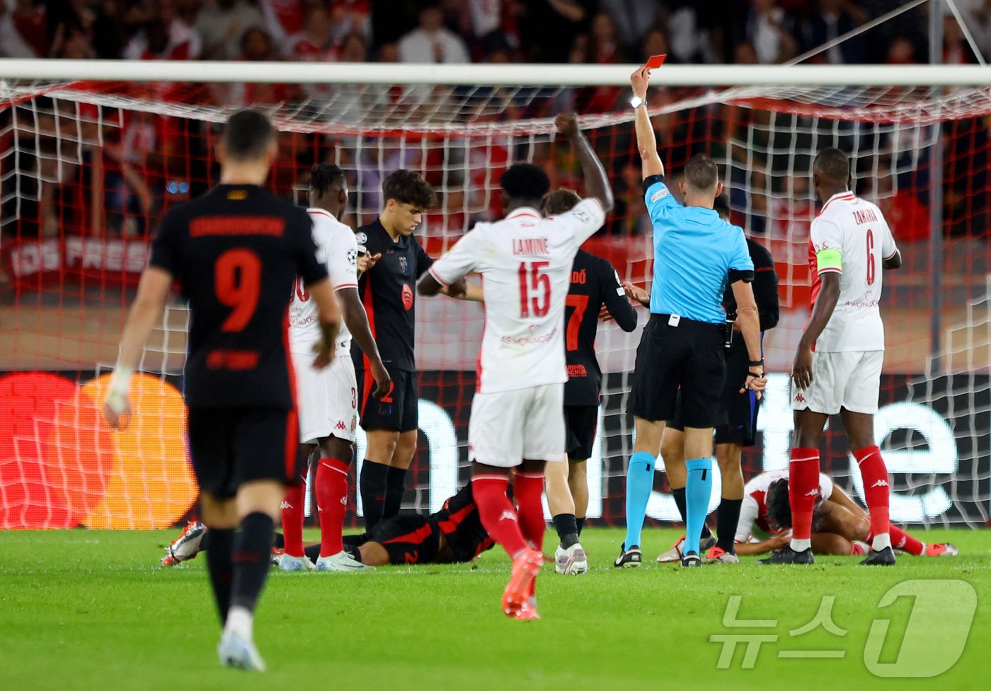본문 이미지 - 바르셀로나는 20일(한국시간) 열린 2024-25 UEFA 챔피언스리그 모나코와 경기에서 전반 10분 미드필더 에릭 가르시아의 퇴장으로 수적 열세에 몰렸고, 결국 1-2로 졌다. ⓒ 로이터=뉴스1