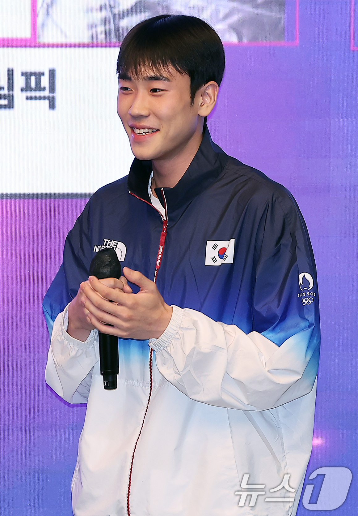 (서울=뉴스1) 김진환 기자 = 2024 파리올림픽 펜싱 금메달리스트 도경동이 20일 오전 서울 마포구 머큐어앰베서더 호텔 홍대 내 T팩토리에서 열린 SK텔레콤 아이폰 16 개통 …