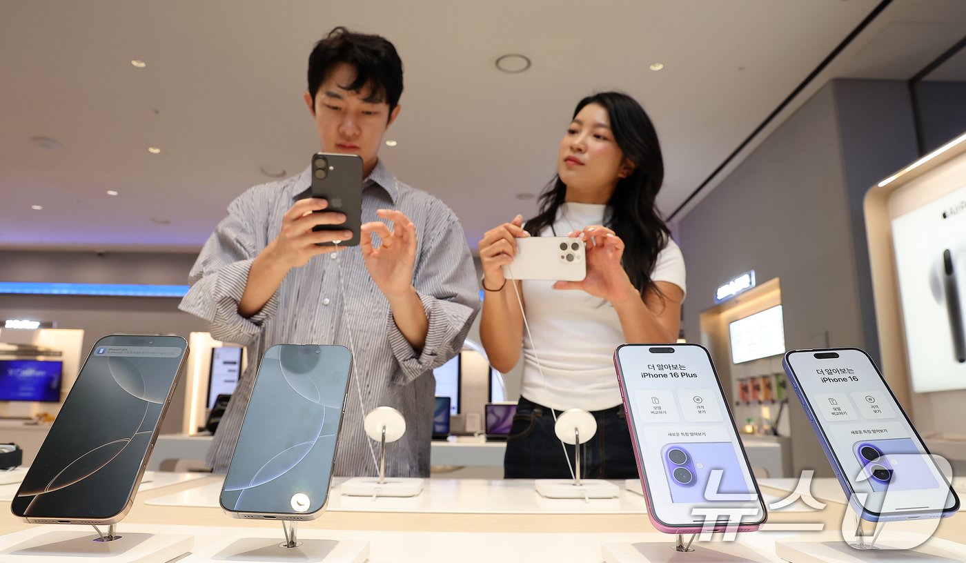 본문 이미지 - 20일 오전 서울 마포구 머큐어앰베서더 호텔 홍대 내 T팩토리에서 직원들이 아이폰 16프로를 살펴보고 있다. 2024.9.20/뉴스1 ⓒ News1 김진환 기자