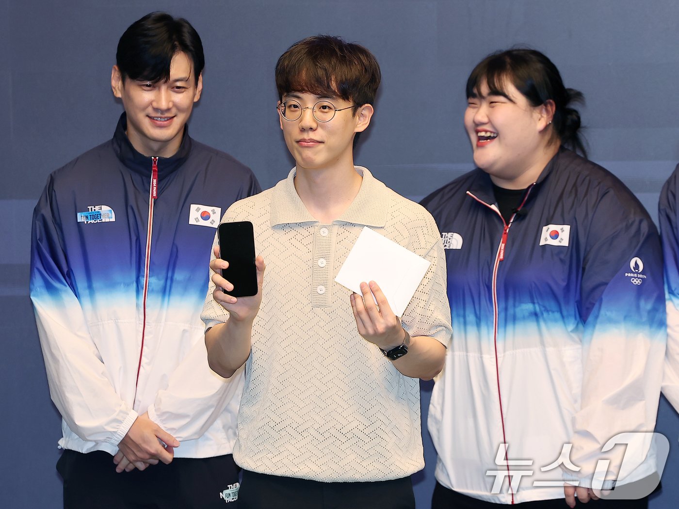 본문 이미지 - 20일 오전 서울 마포구 머큐어앰베서더 호텔 홍대 내 T팩토리에서 열린 SK텔레콤 아이폰 16 개통 기념 고객 초청행사에서 1호 개통 고객인 정성훈 씨가 기념 촬영을 하고 있다. 2024.9.20/뉴스1 ⓒ News1 김진환 기자