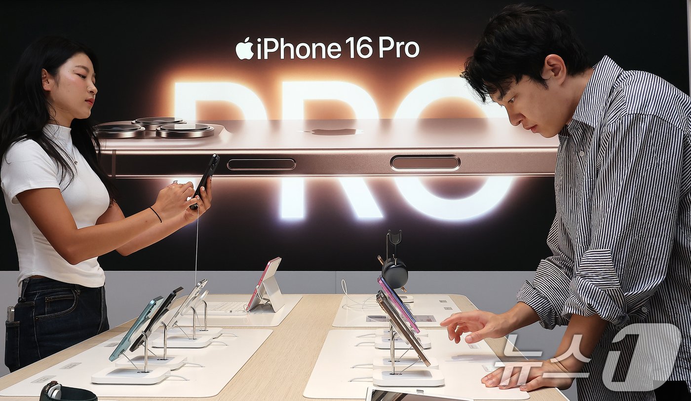 본문 이미지 - 20일 오전 서울 마포구 머큐어앰베서더 호텔 홍대 내 T팩토리를에서 직원들이 아이폰 16 시리즈를 살펴보고 있다. 2024.9.20/뉴스1 ⓒ News1 김진환 기자