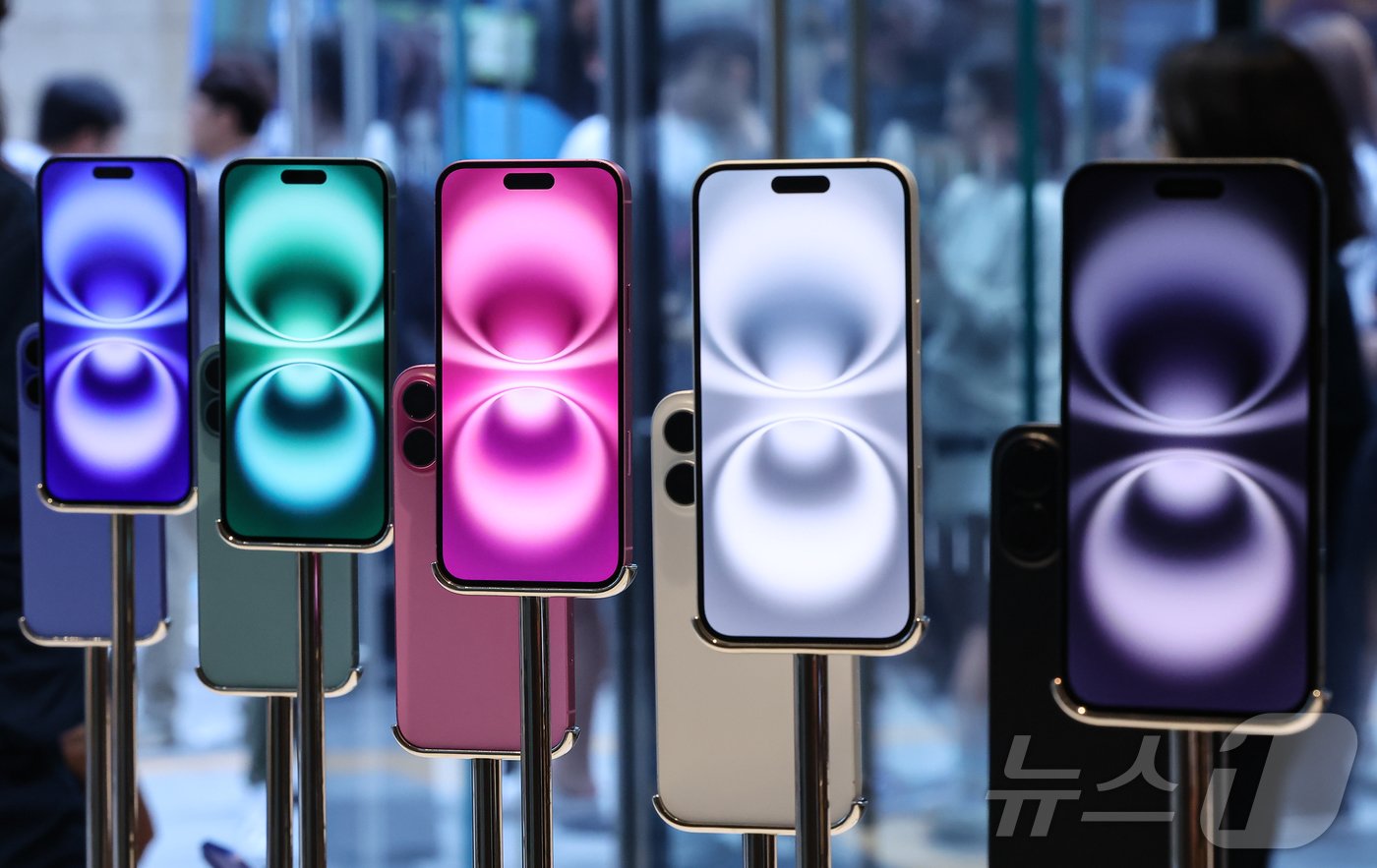 본문 이미지 - 20일 오전 서울 중구 명동 애플스토어에서 시민들이 이날 출시된 애플의 스마트폰 '아이폰 16시리즈'를 살펴보고 있다. 2024.9.20/뉴스1 ⓒ News1 김도우 기자