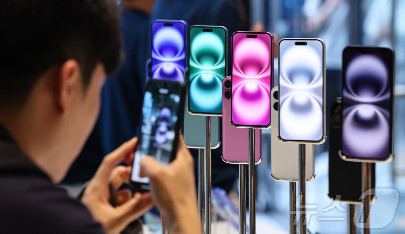 본문 이미지 - 20일 오전 서울 중구 명동 애플스토어에서 시민들이 이날 출시된 애플의 스마트폰 '아이폰 16시리즈'를 살펴보고 있다. 2024.9.20/뉴스1 ⓒ News1 김도우 기자