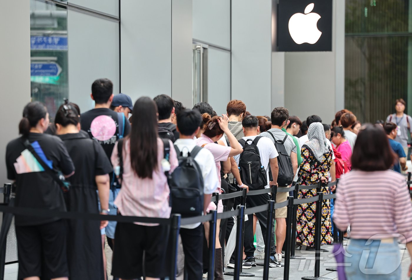 본문 이미지 - 20일 오전 서울 중구 명동 애플스토어 앞에서 시민들이 애플의 스마트폰 '아이폰 16시리즈'를 구매하기 위해 대기하고 있다. 2024.9.20/뉴스1 ⓒ News1 김도우 기자