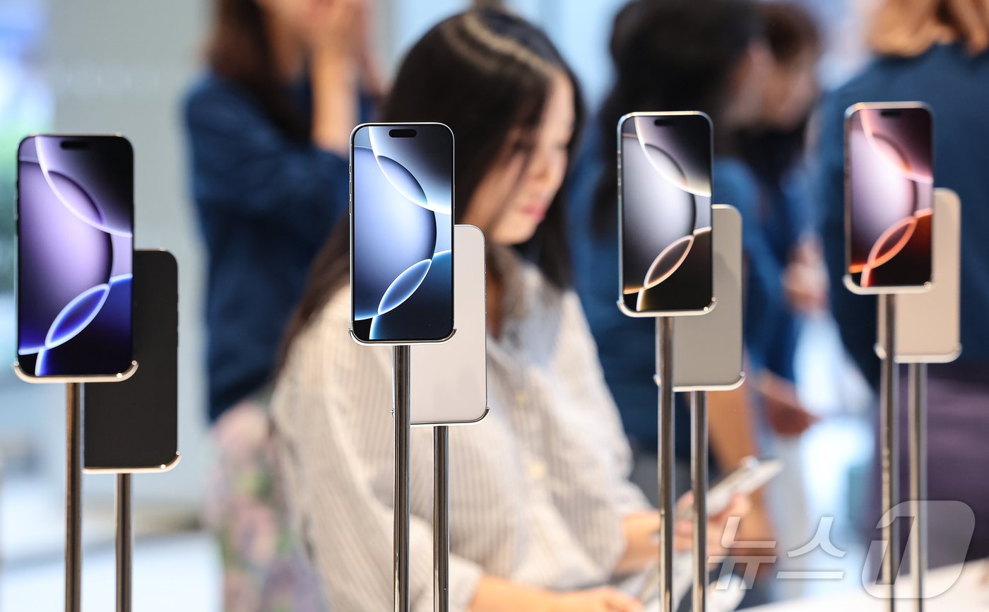 본문 이미지 - 20일 오전 서울 중구 명동 애플스토어에서 시민들이 이날 출시된 애플의 스마트폰 '아이폰 16시리즈'를 살펴보고 있다. 2024.9.20/뉴스1 ⓒ News1 김도우 기자