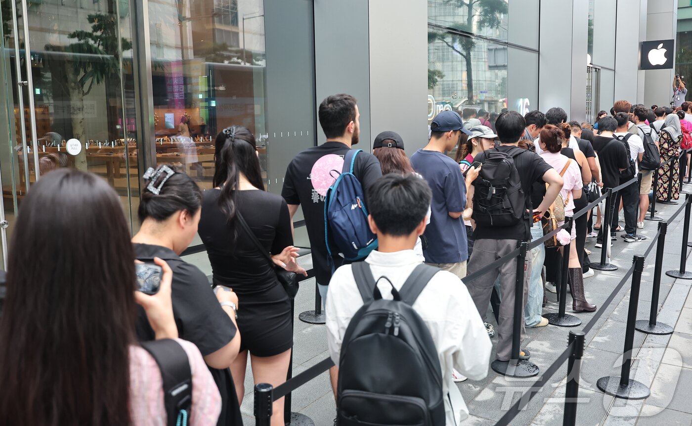 본문 이미지 - 20일 오전 서울 중구 명동 애플스토어 앞에서 시민들이 애플의 스마트폰 &#39;아이폰 16시리즈&#39;를 구매하기 위해 대기하고 있다. 2024.9.20/뉴스1 ⓒ News1 김도우 기자