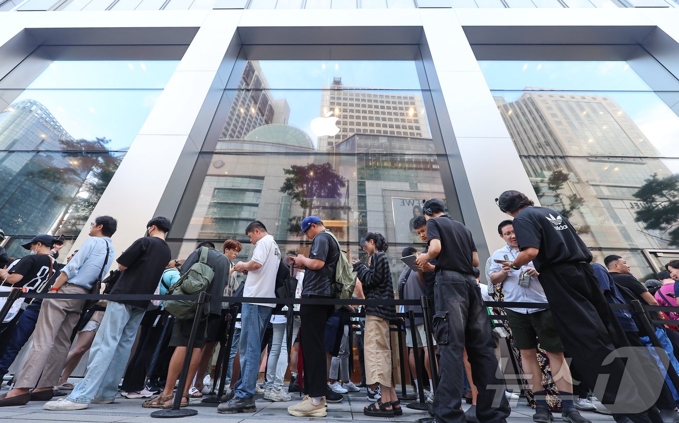 본문 이미지 - 20일 오전 서울 중구 명동 애플스토어 앞에서 시민들이 애플의 스마트폰 '아이폰 16시리즈'를 구매하기 위해 대기하고 있다. 2024.9.20/뉴스1 ⓒ News1 김도우 기자