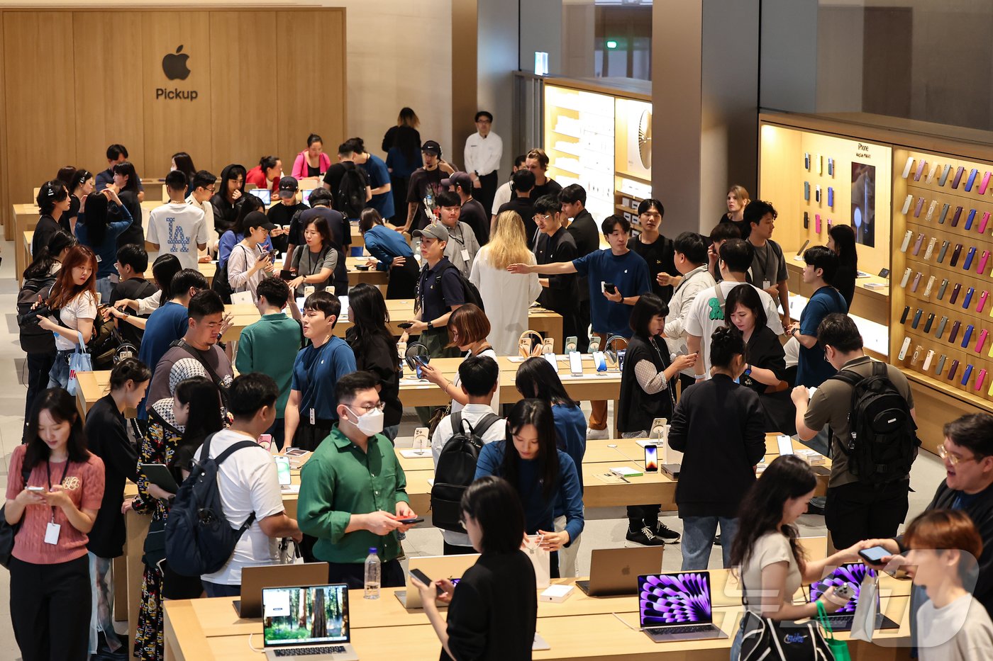 본문 이미지 - 20일 오전 서울 중구 명동 애플스토어에서 시민들이 이날 출시된 애플의 스마트폰 '아이폰 16시리즈'를 살펴보고 있다. 2024.9.20/뉴스1 ⓒ News1 김도우 기자