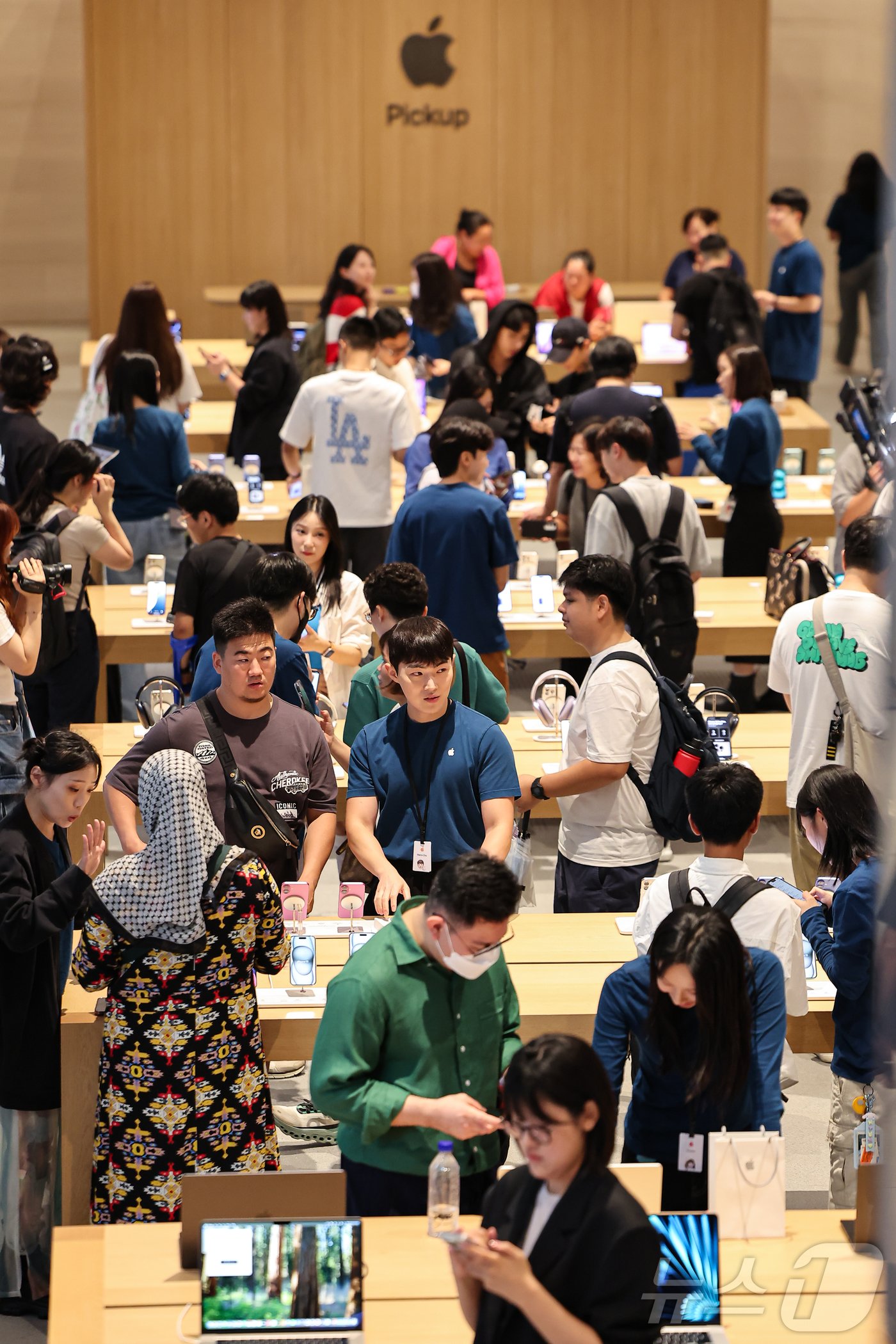 본문 이미지 - 20일 오전 서울 중구 명동 애플스토어에서 시민들이 이날 출시된 애플의 스마트폰 '아이폰 16시리즈'를 살펴보고 있다. 2024.9.20/뉴스1 ⓒ News1 김도우 기자
