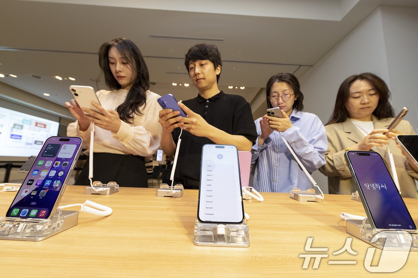 본문 이미지 - 20일 서울 강남 안다즈 호텔에서 KT의 아이폰 16 출시기념 개통 행사에서 고객들이 제품을 체험하고 있다. (KT 제공) 2024.9.20/뉴스1