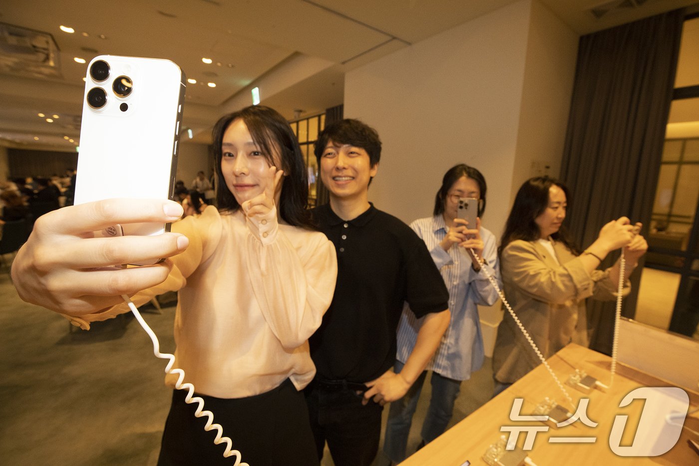본문 이미지 - 20일 서울 강남 안다즈 호텔에서 KT의 아이폰 16 출시기념 개통 행사에서 고객들이 제품을 체험하고 있다. (KT 제공) 2024.9.20/뉴스1