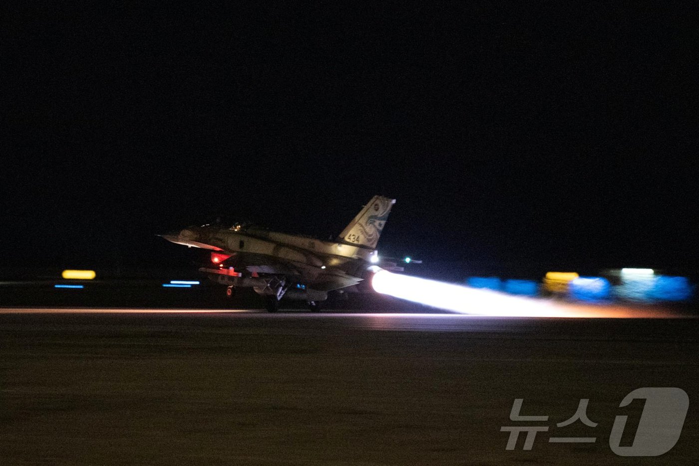 본문 이미지 - 19일(현지시간) 이스라엘의 한 공군기지에서 이스라엘 전투기가 레바논 남부의 무장정파 헤즈볼라 관련 목표물을 타격하기 위해 이륙하고 있다. 사진은 이스라엘군 제공. 2024.09.19 ⓒ 로이터=뉴스1 ⓒ News1 김지완 기자