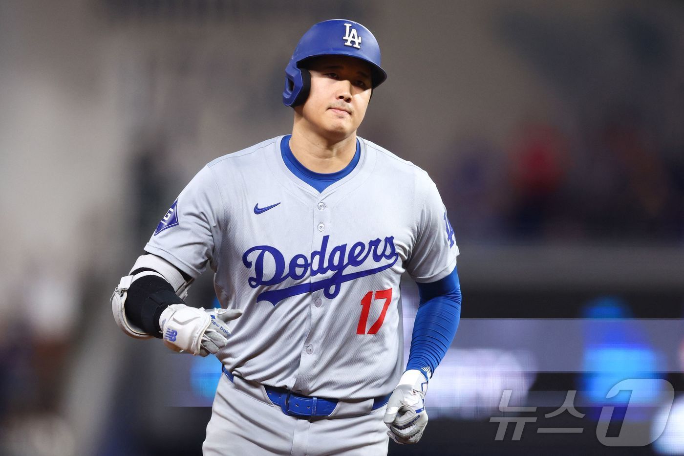 본문 이미지 - 20일(한국시간) 미국 플로리다주 마이애미의 론디포 파크에서 열린 2024 MLB LA 다저스와 마이애미 말린스와 경기에서 LA 다저스 오타니 쇼헤이가 50호 홈런을 치고 그라운드를 돌고 있다..ⓒ AFP=뉴스1