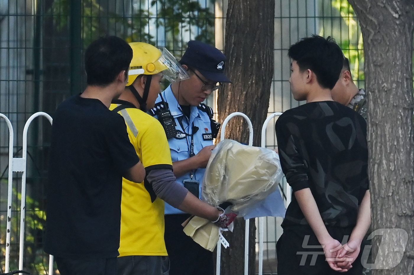 (베이징 AFP=뉴스1) 우동명 기자 = 19일(현지시간) 중국 광둥성 선전에서 괴한이 휘두른 흉기에 찔려 숨진 일본 초등학생을 추모하는 꽃다발을 전하는 배달원이 베이징 일본 대사 …