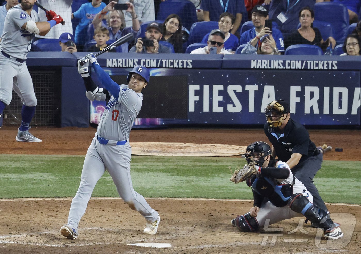 20일&#40;한국시간&#41; 미국 플로리다주 마이애미의 론디포 파크에서 열린 2024 MLB LA 다저스와 마이애미 말린스와 경기에서 LA 다저스 오타니 쇼헤이가 50호 홈런을 치고 있다.ⓒ 로이터=뉴스1 ⓒ News1 황기선 기자