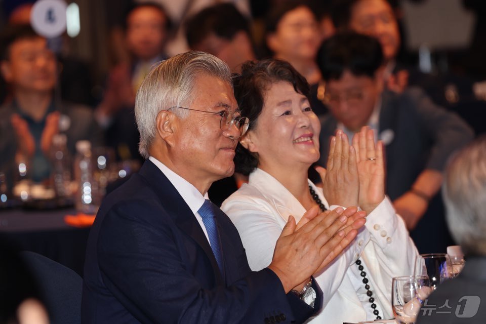 본문 이미지 - 문재인 전 대통령 부부가 20일 호텔현대 바이라한 목포에서 열린 9·19 평양공동선언 6주년 기념포럼 전남 평화회의에 참석해 박수를 치고 있다. 2024.9.20/뉴스1 ⓒ News1 김태성 기자