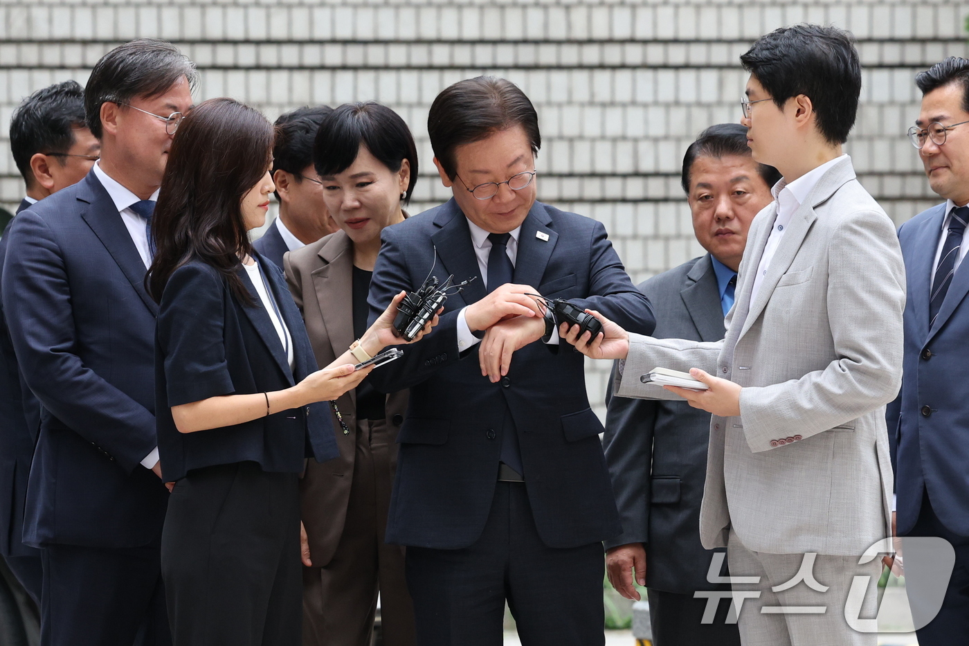 (서울=뉴스1) 장수영 기자 = 이재명 더불어민주당 대표가 20일 오전 서울 서초구 서울중앙지법에서 열린 공직선거법 위반 관련 결심 공판에 출석하고 있다. 2024.9.20/뉴스1 …