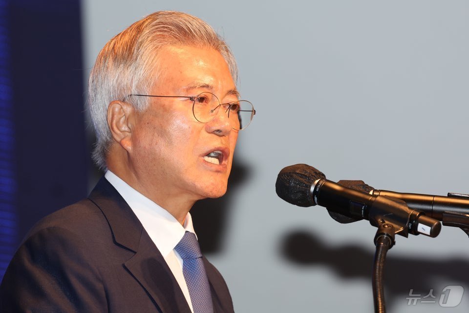 본문 이미지 - 문재인 전 대통령이 20일 호텔현대 바이라한 목포에서 열린 9·19 평양공동선언 6주년 기념포럼 전남 평화회의 기조연설에서 "편중외교 탈피하고 균형외교로 평화의 길을 찾아야 한다＂고 말했다. 2024.9.20/뉴스1 ⓒ News1 김태성 기자