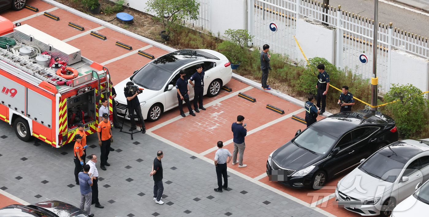 (서울=뉴스1) 허경 기자 = 20일 서울 종로구 정부서울청사 주차장 인근에 북한의 오물 풍선 내용물로 추정되는 잔해가 떨어져 있다. 2024.9.20/뉴스1