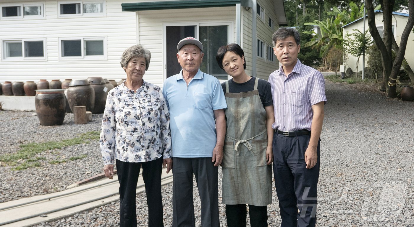 본문 이미지 - 양정옥 명인&#40;왼쪽&#41; 부부와 박영희 장인 부부.&#40;푸른콩방주 영농조합법인 제공&#41;