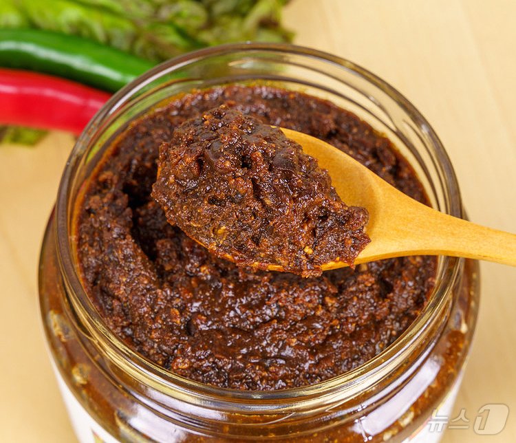 본문 이미지 - 푸른콩방주 영농조합법인의 &#39;제주 푸른콩 된장&#39;.&#40;푸른콩방주 영농조합법인 제공&#41;