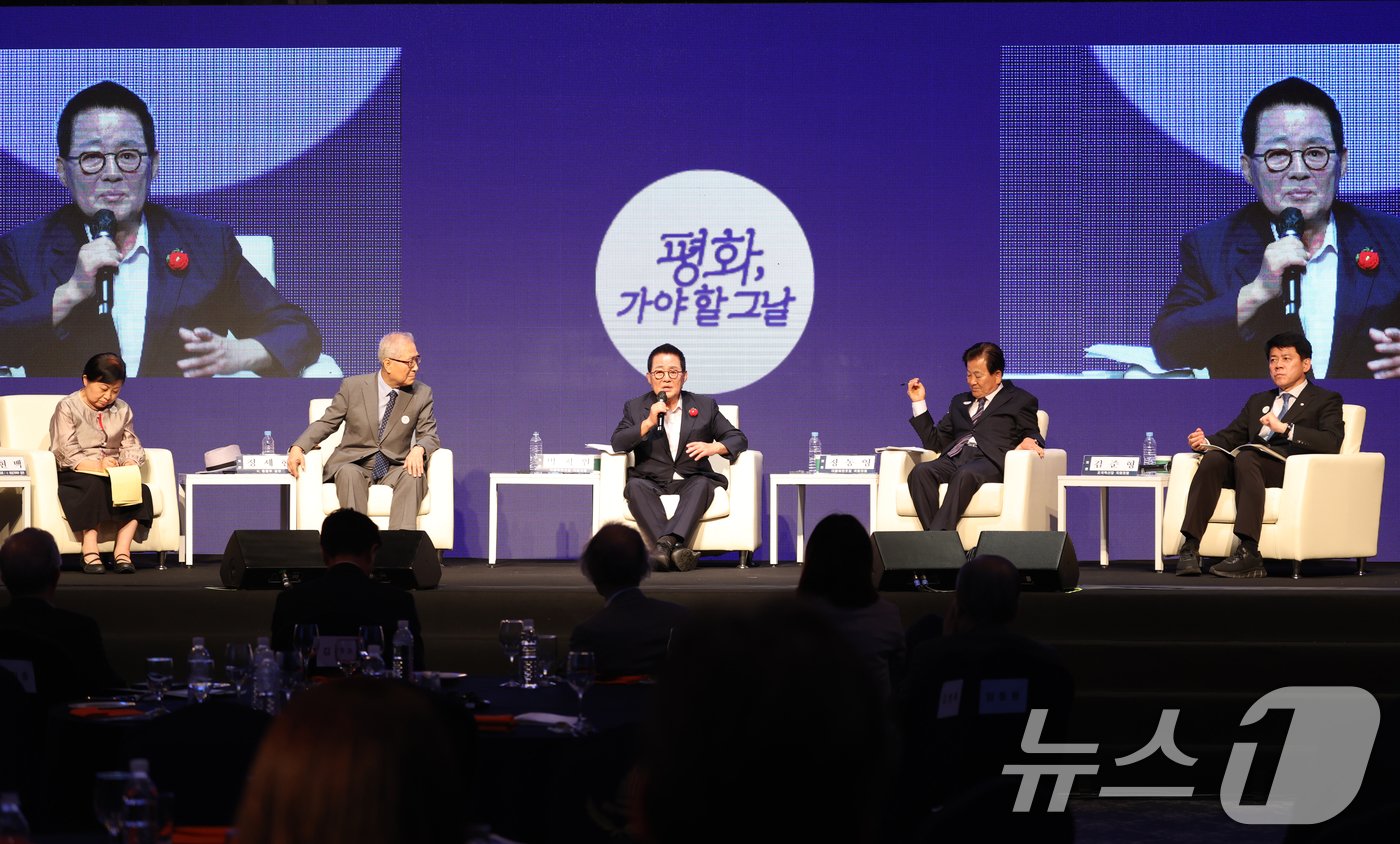 본문 이미지 - 박지원 더불어민주당 의원이 20일 호텔현대 바이라한 목포에서 열린 9·19 평양공동선언 6주년 기념포럼 전남 평화회의에서 토론자로 나서 발언하고 있다. 2024.9.20/뉴스1 ⓒ News1 김태성 기자