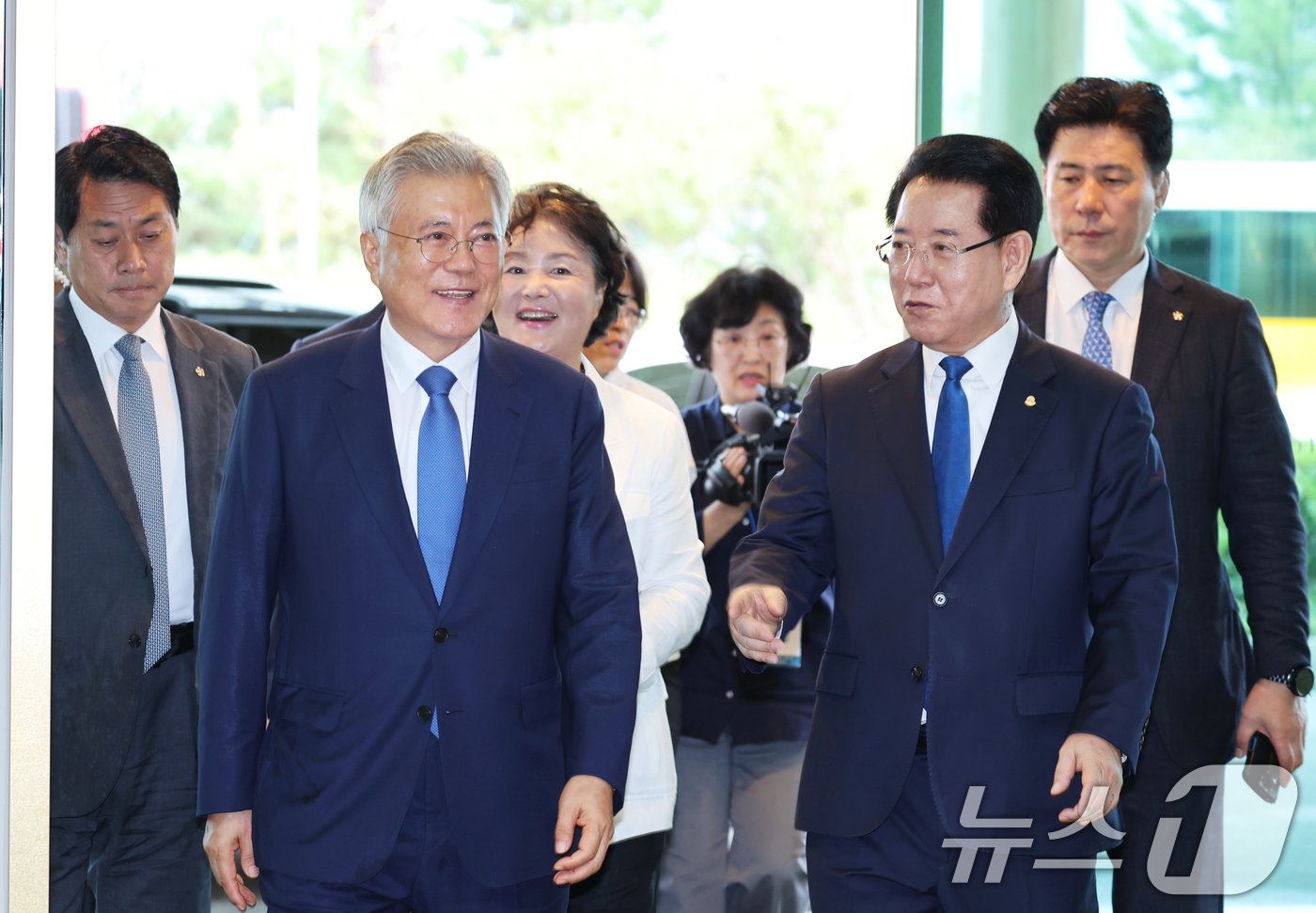 본문 이미지 - 문재인 전 대통령 부부가 20일 호텔현대 바이라한 목포에서 열린 9·19 평양공동선언 6주년 전남 평화회의에 참석하고 있다. 오른쪽은 김영록 전남지사. 2024.9.20/뉴스1 ⓒ News1 김태성 기자