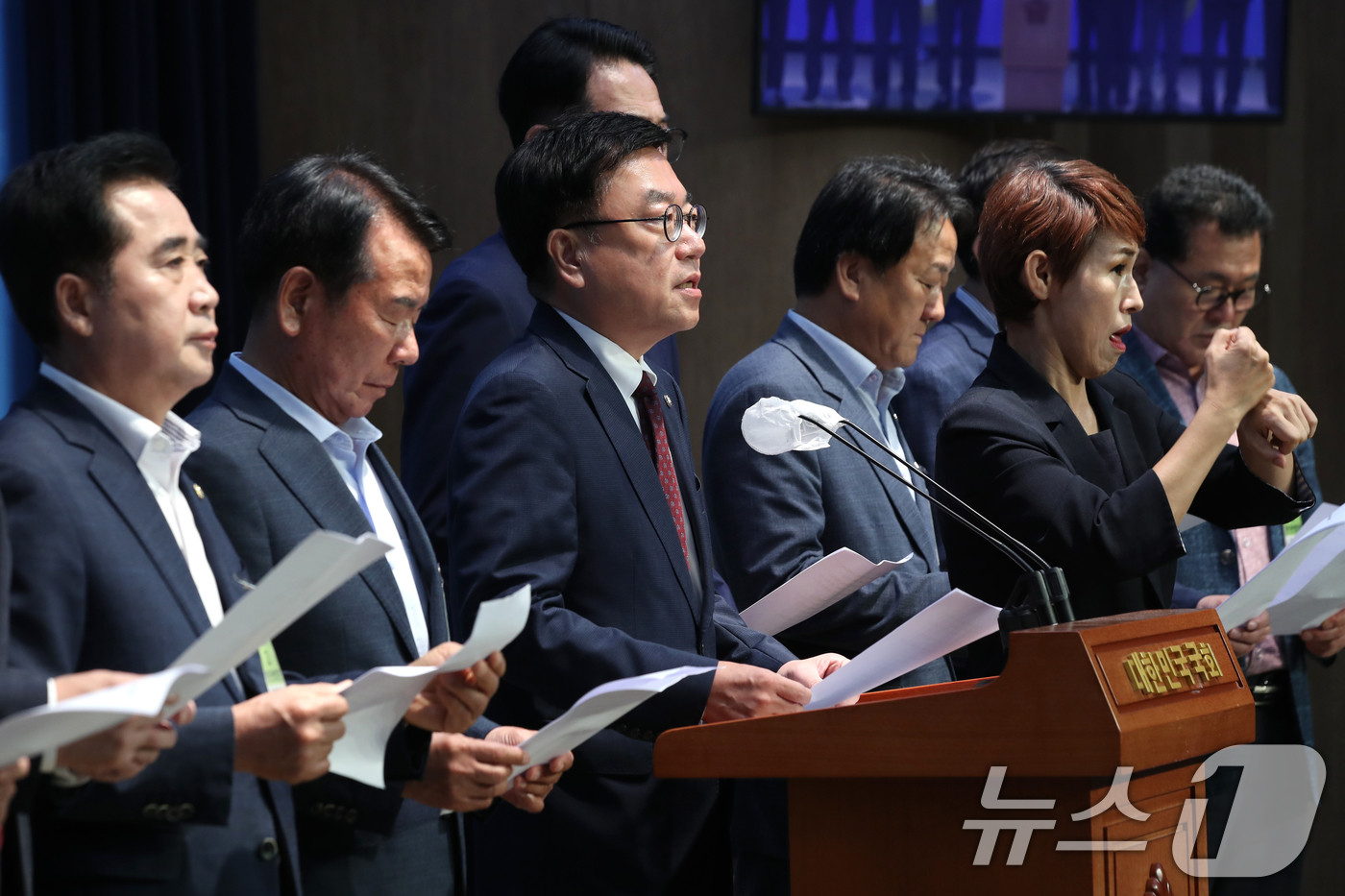 (서울=뉴스1) 이광호 기자 = 서범수 국민의힘 의원과 이순걸 울주군수 및 울산시의원, 울주군의원들이 20일 오전 서울 여의도 국회 소통관에서 MBK파트너스의 고려아연 공개매수에 …