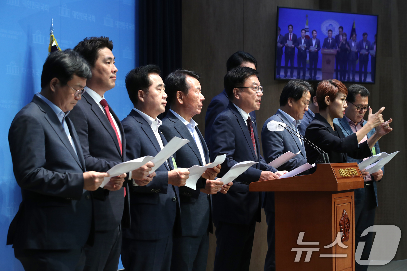 (서울=뉴스1) 이광호 기자 = 서범수 국민의힘 의원과 이순걸 울주군수 및 울산시의원, 울주군의원들이 20일 오전 서울 여의도 국회 소통관에서 MBK파트너스의 고려아연 공개매수에 …